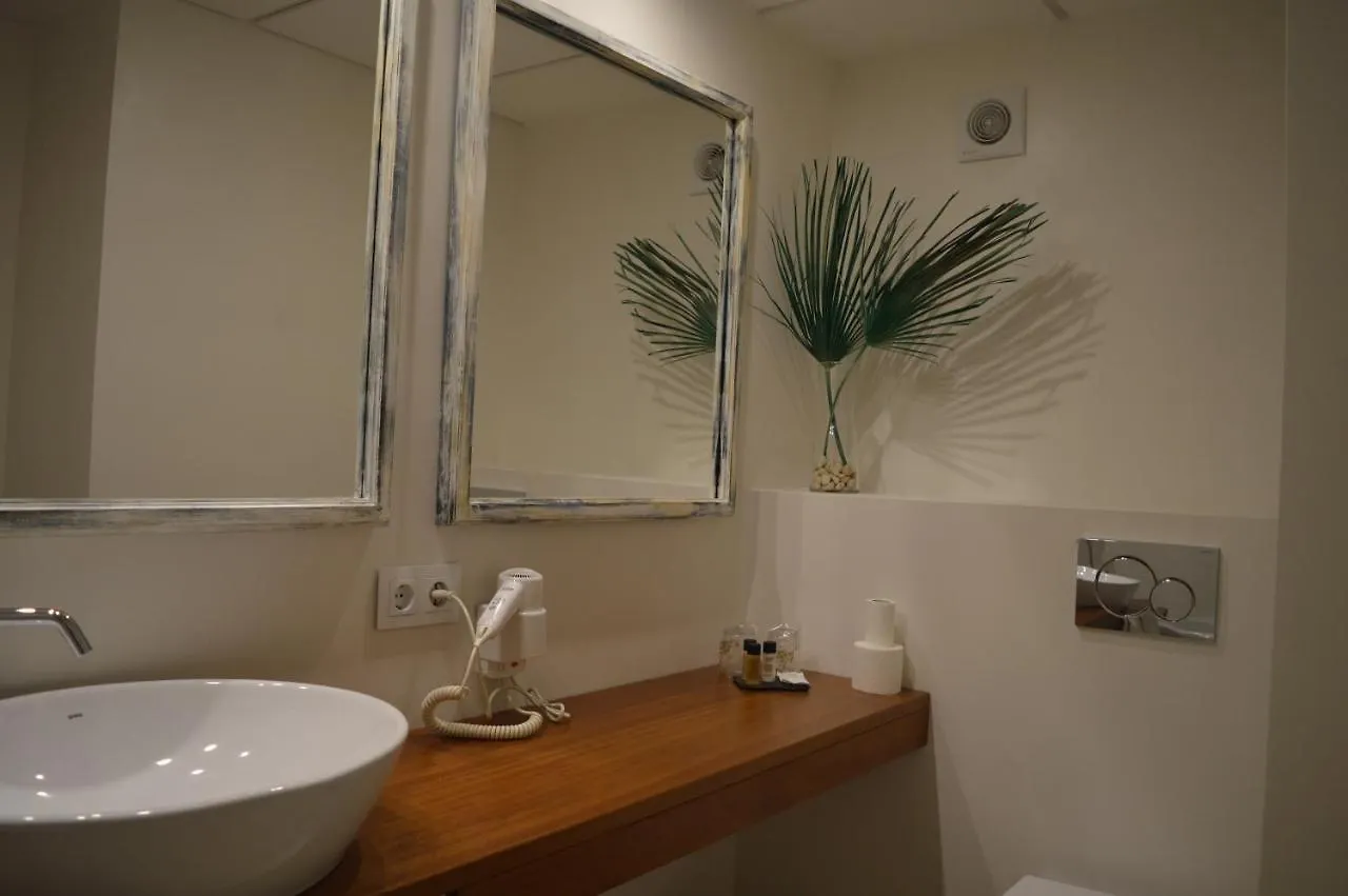 Hotel Nou Estrelles Cadaqués 2*,