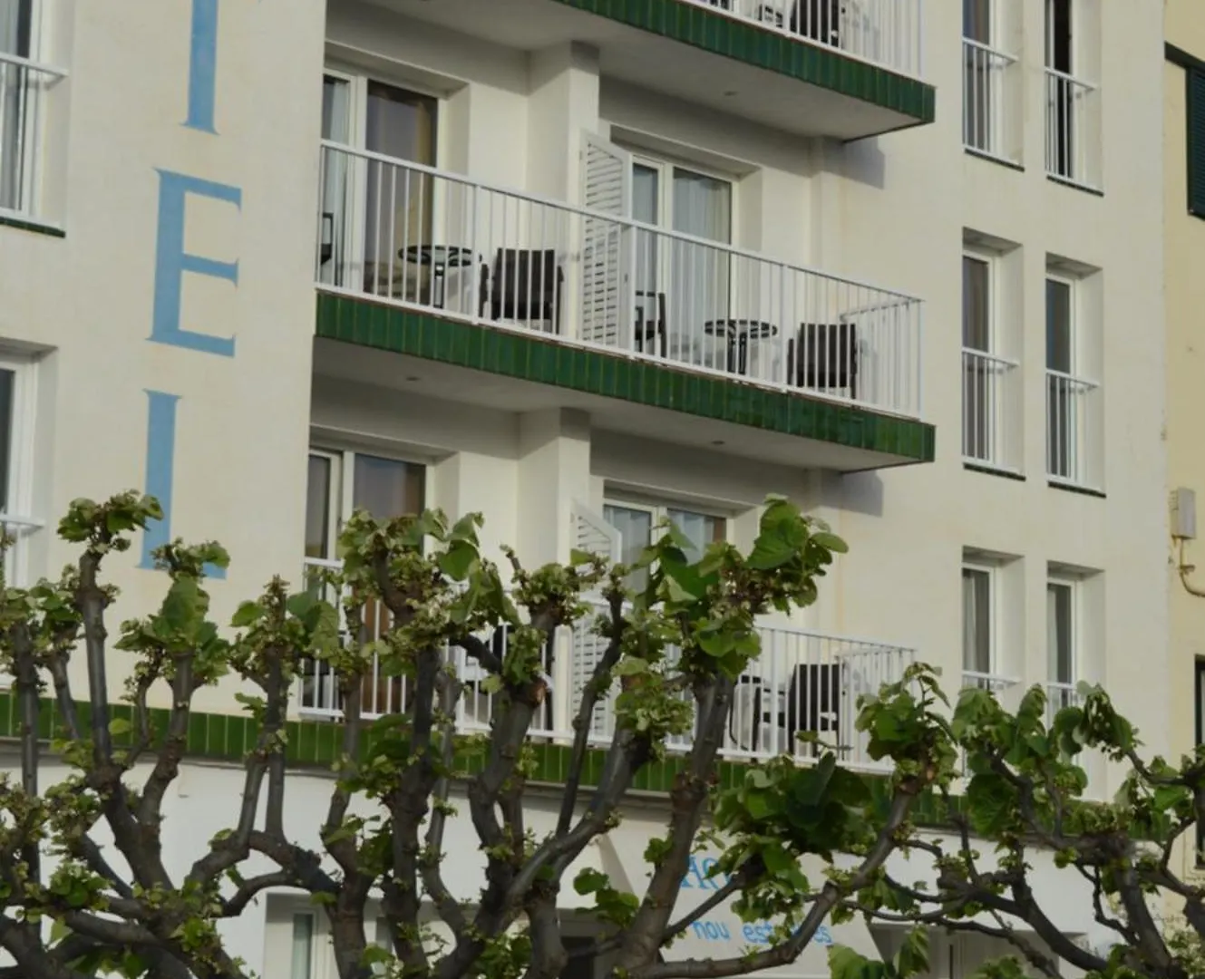 Hotel Nou Estrelles Cadaqués 2*,